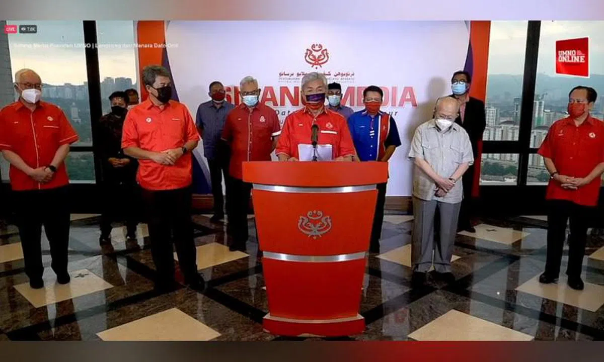  阿末扎希日前在10名巫统国会议员的陪同下召开记者会宣布“倒慕”。 