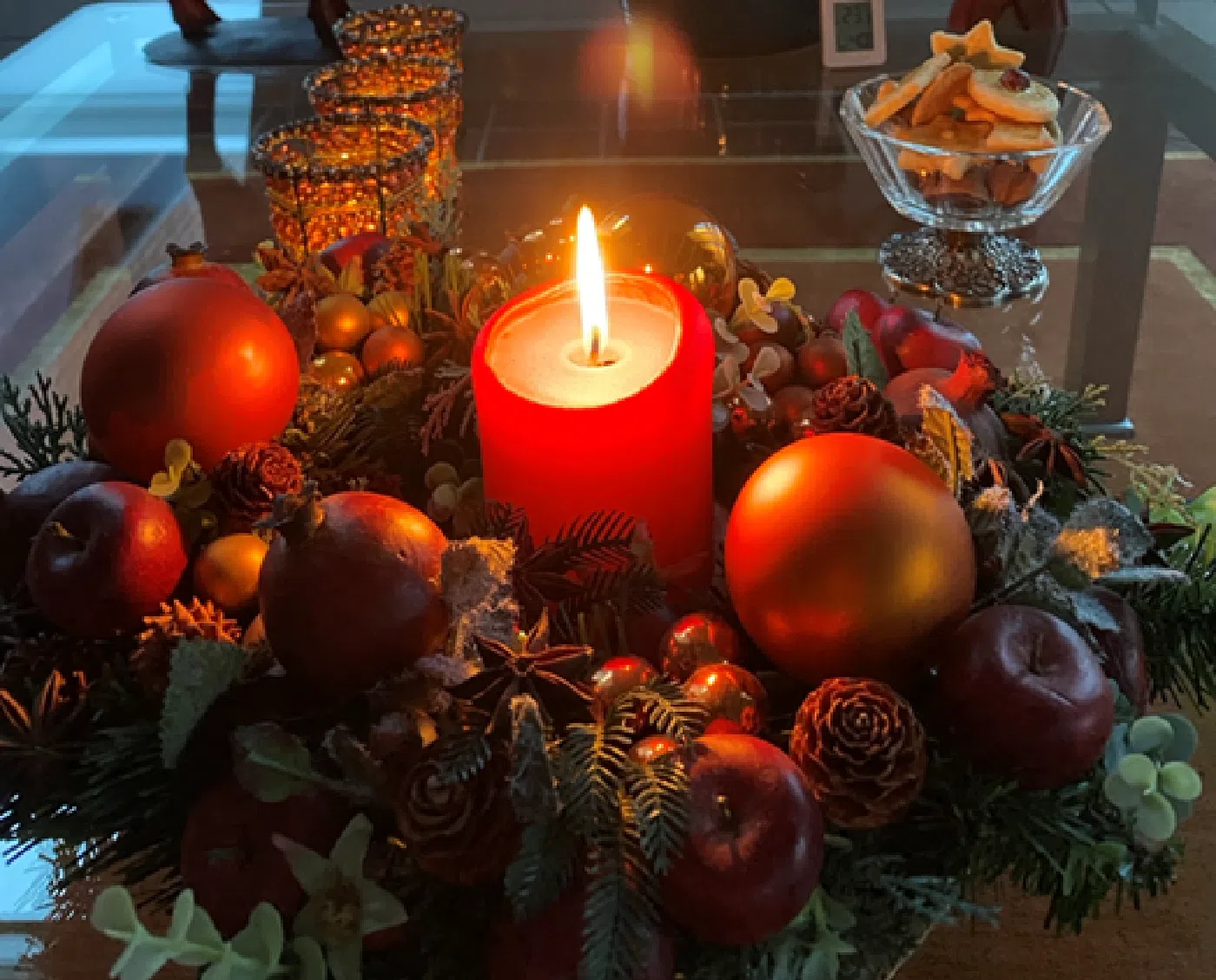 德国家庭圣诞节必准备的圣诞花圈和自制小饼干。