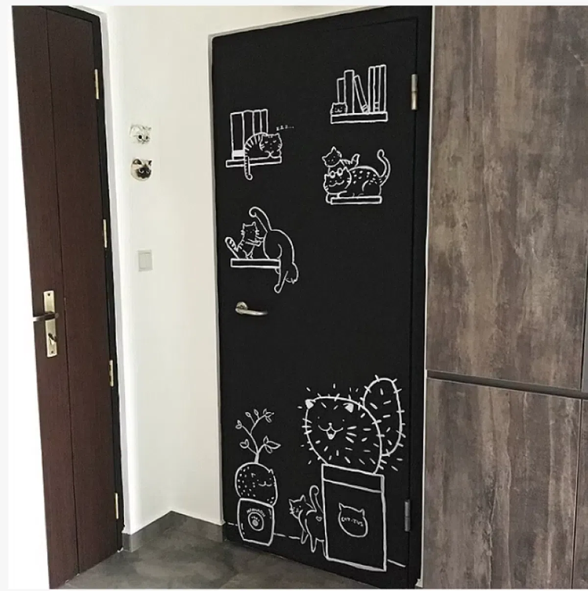 有屋主不必遮盖防空壕，但利用钢门可吸附磁铁的特性，把钢门油漆成黑色打造成家庭布告板，就能贴上磁铁、便利贴和照片等装饰品。（Stacked）