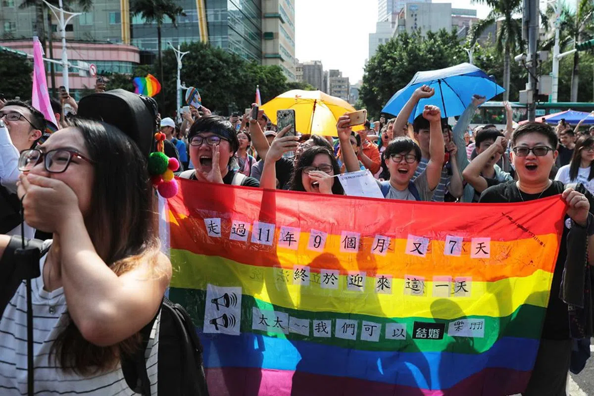  在立法院外等候表决结果的群众难掩兴奋之情。（报导者） 