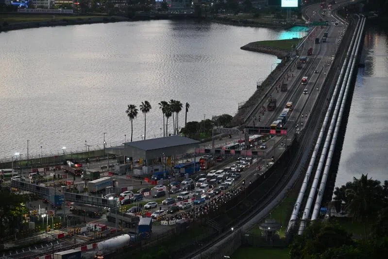 学校假期和年终假期马上要来，大家又要准备出国了。图为新柔长堤。