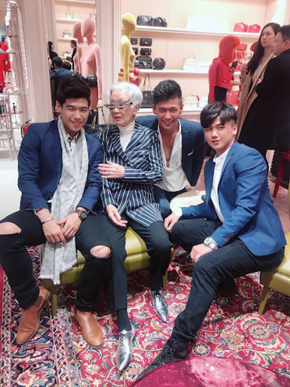  自己的奶奶在Gucci时尚派对上被三位帅气猛男宠爱, 想必孙女也像红蚂蚁一样羨慕得流口水了。（The Hidden Gem 向岁月致敬面簿） 