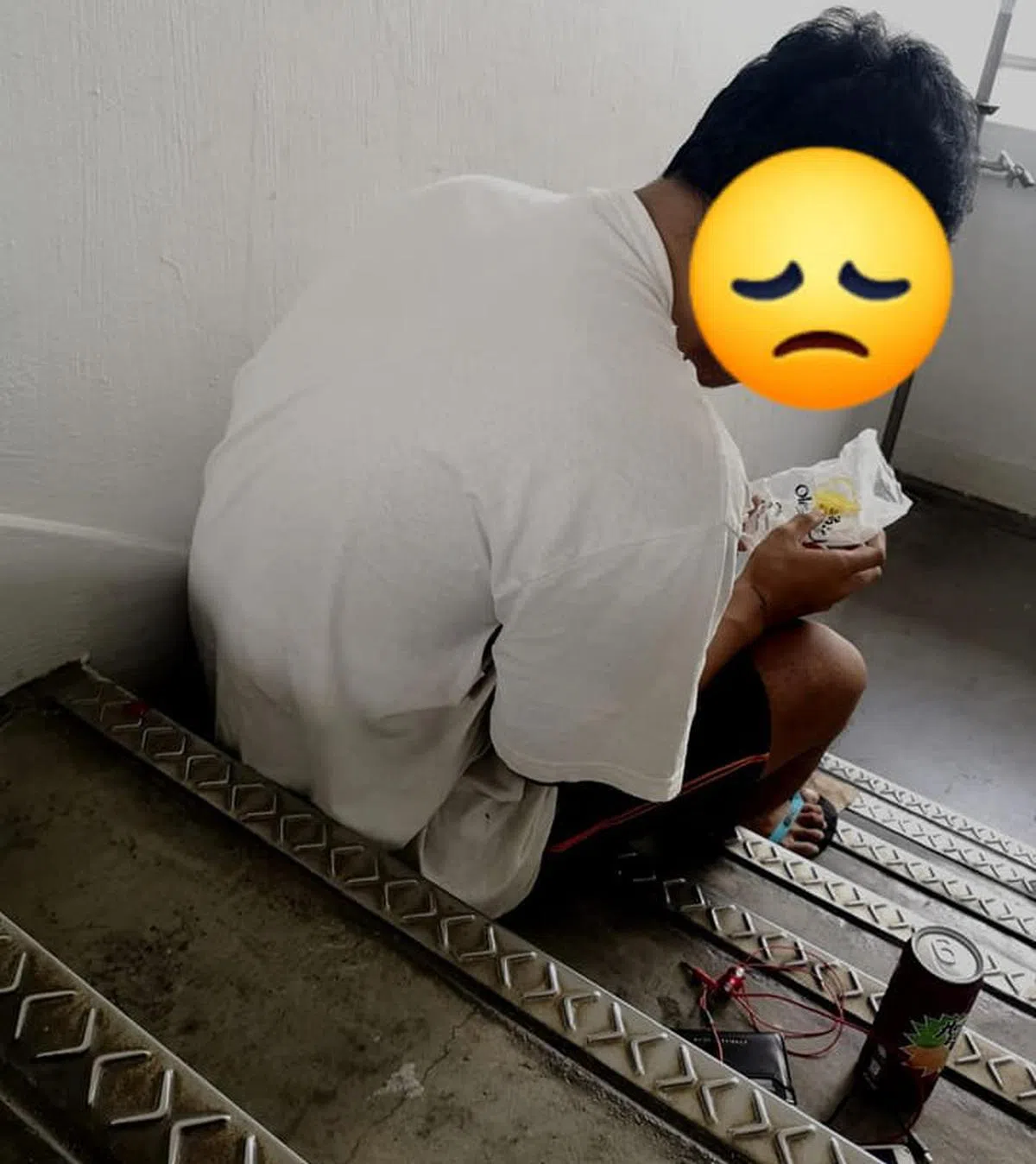  男生曾露宿组屋楼梯口。（Project Pencil Singapore面簿） 