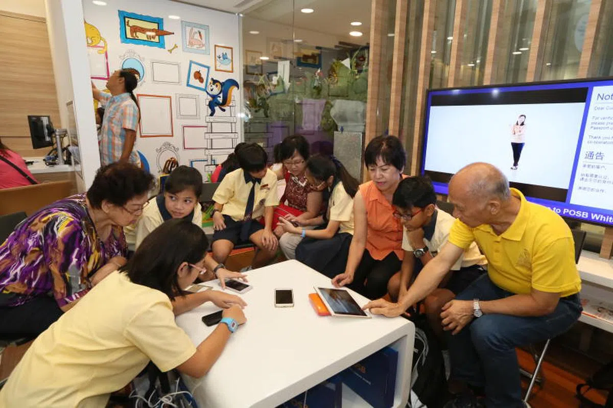  新加坡资讯通信发展管理局、东北社区发展理事会、储蓄银行（POSB）和东北区的18所学校，共同主办名为跨代银发族资讯科技营（Eldersurf Intergen Bootcamp）的课程，希望能让年长者以有趣的方式熟悉电脑和网络的操作。（联合早报） 