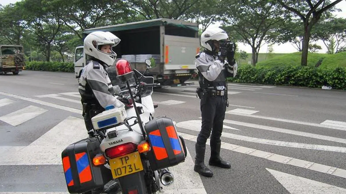  新加坡交警在高速公路上展开立场执法行动。（新加坡交警面簿） 
