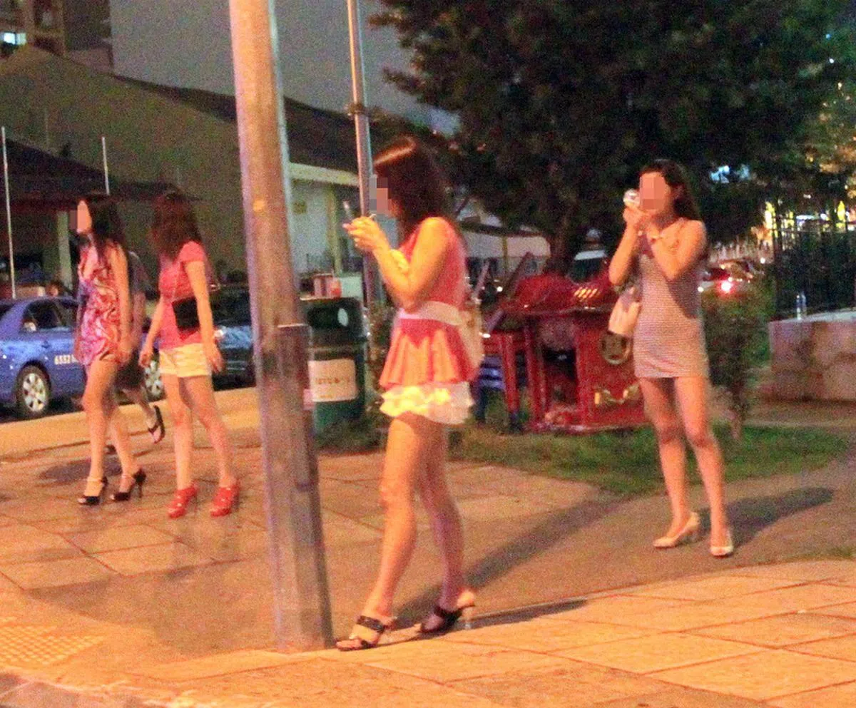  疫情前芽笼红灯区常见的“站街女”。（联合晚报） 