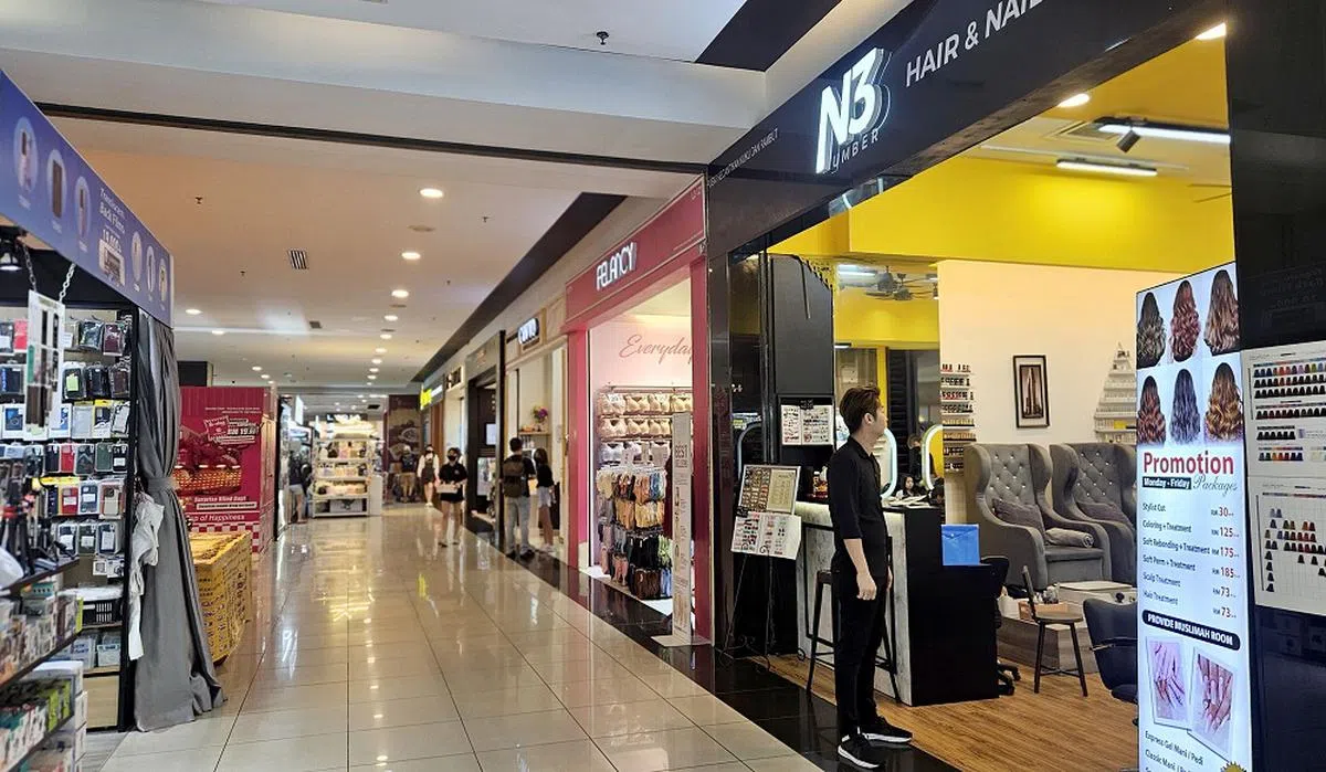 部分马国店家声称，他们的生意量在VEP正式上路后滑落。（联合早报）
