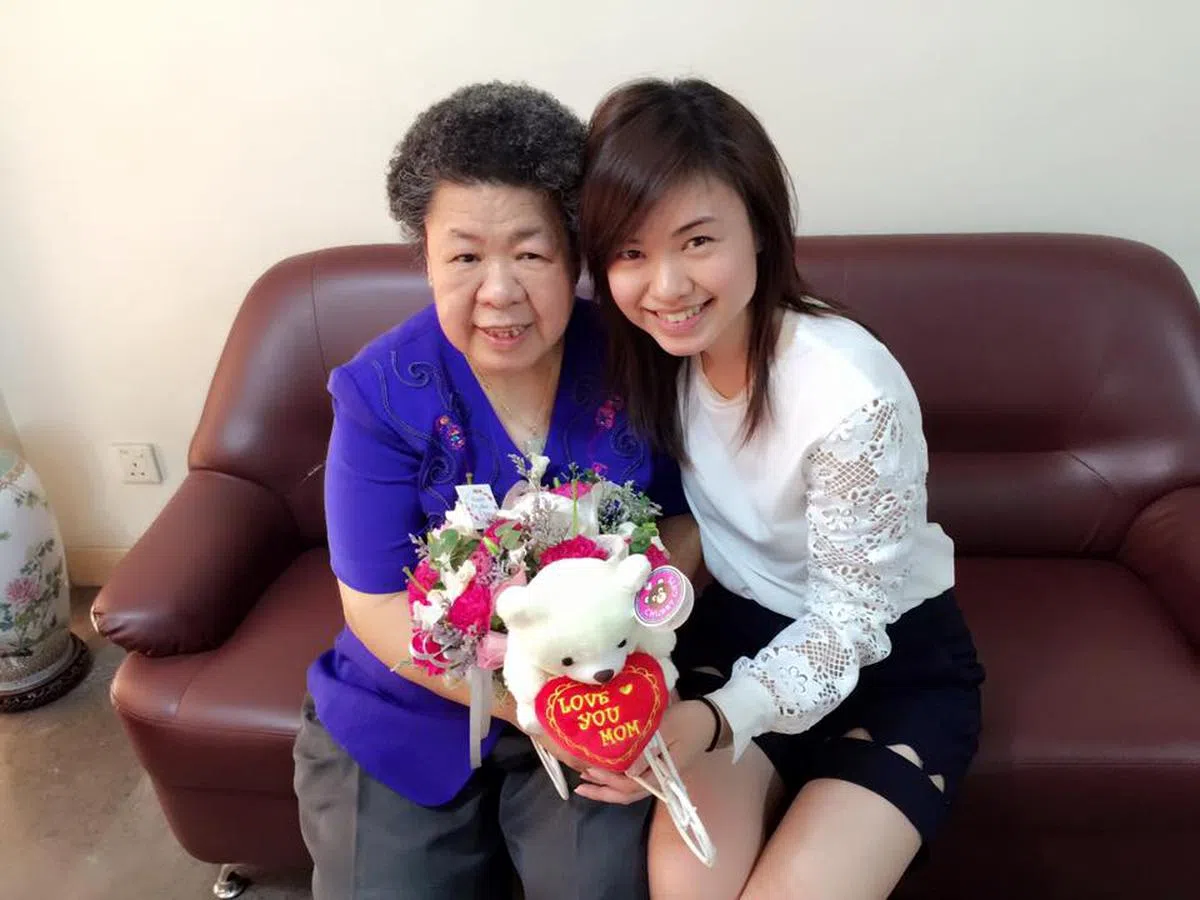  陈佩玲与妈妈关系非常亲密。（陈佩玲面簿） 