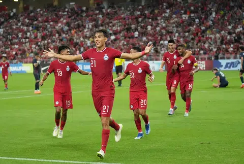 “雄狮”新加坡国家足球队虽在2026年世界杯亚洲区外围赛顺利淘汰关岛晋级小组赛，却得在小组赛迎战韩国、中国和泰国等劲旅，出线机会渺茫。（联合早报）