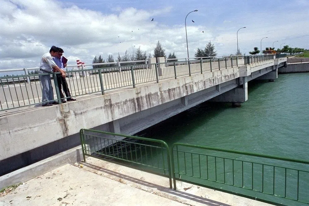 两名查案人员所站的位置，下面就是发现女尸的地点。