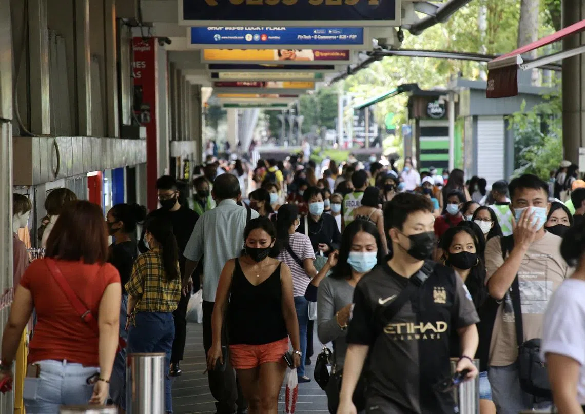 乌节路的周末人潮。（联合晚报）