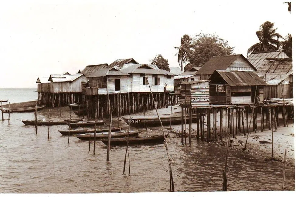 1960年代，实马高岛的甘榜渔村，有一排排的亚答屋。