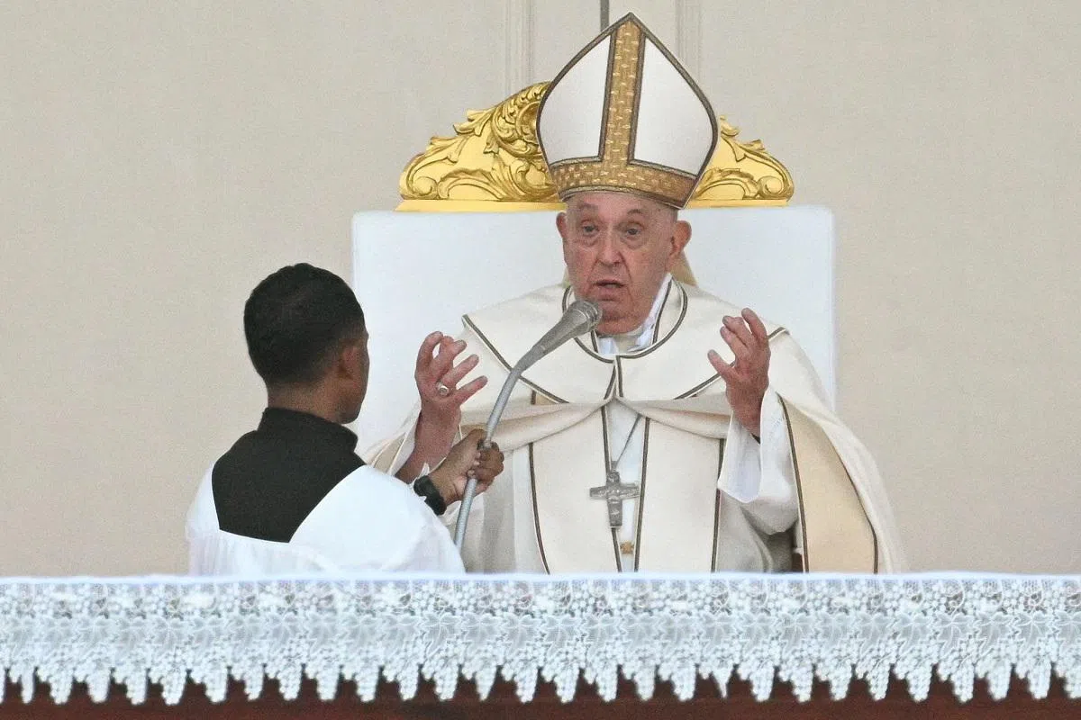 教宗方济各在东帝汶主持弥撒时穿的祭服和主教冠。（路透社）