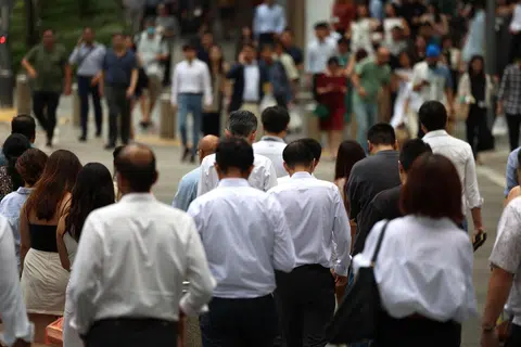 加上政府发放的0.4个月年中花红，新加坡公务员2025年可获得相当于1.7个月工资的常年可变动花红。