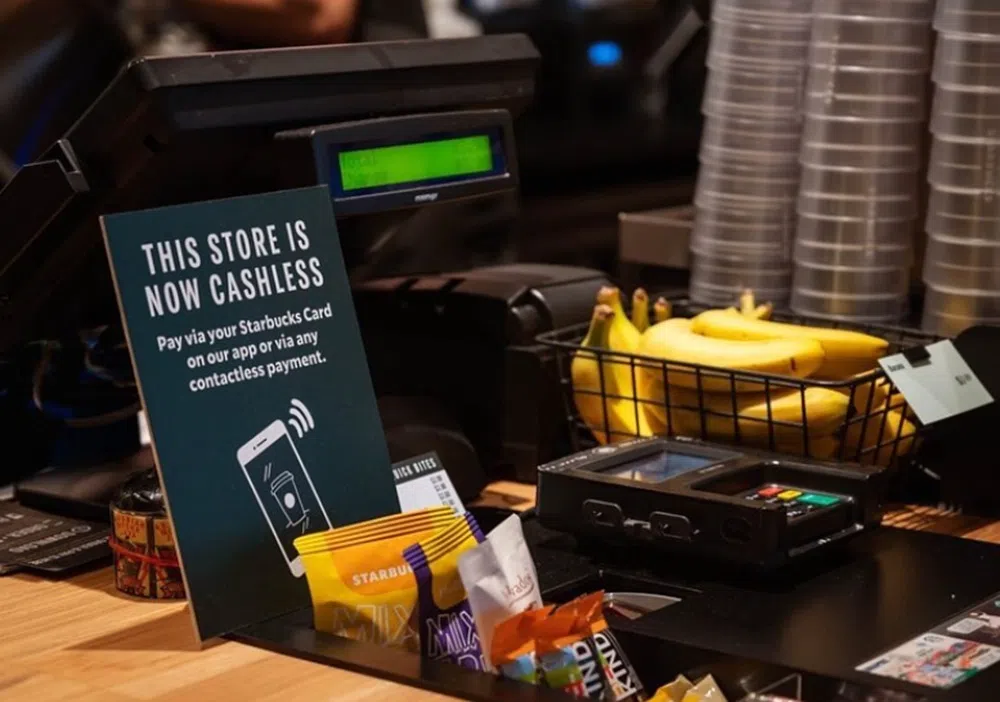 星巴克在新加坡有大约130家分店，其中38家不接受现金支付。