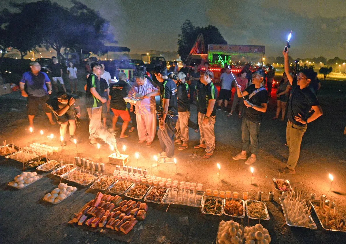  新加坡中元节的祭拜仪式之一。（新明日报） 