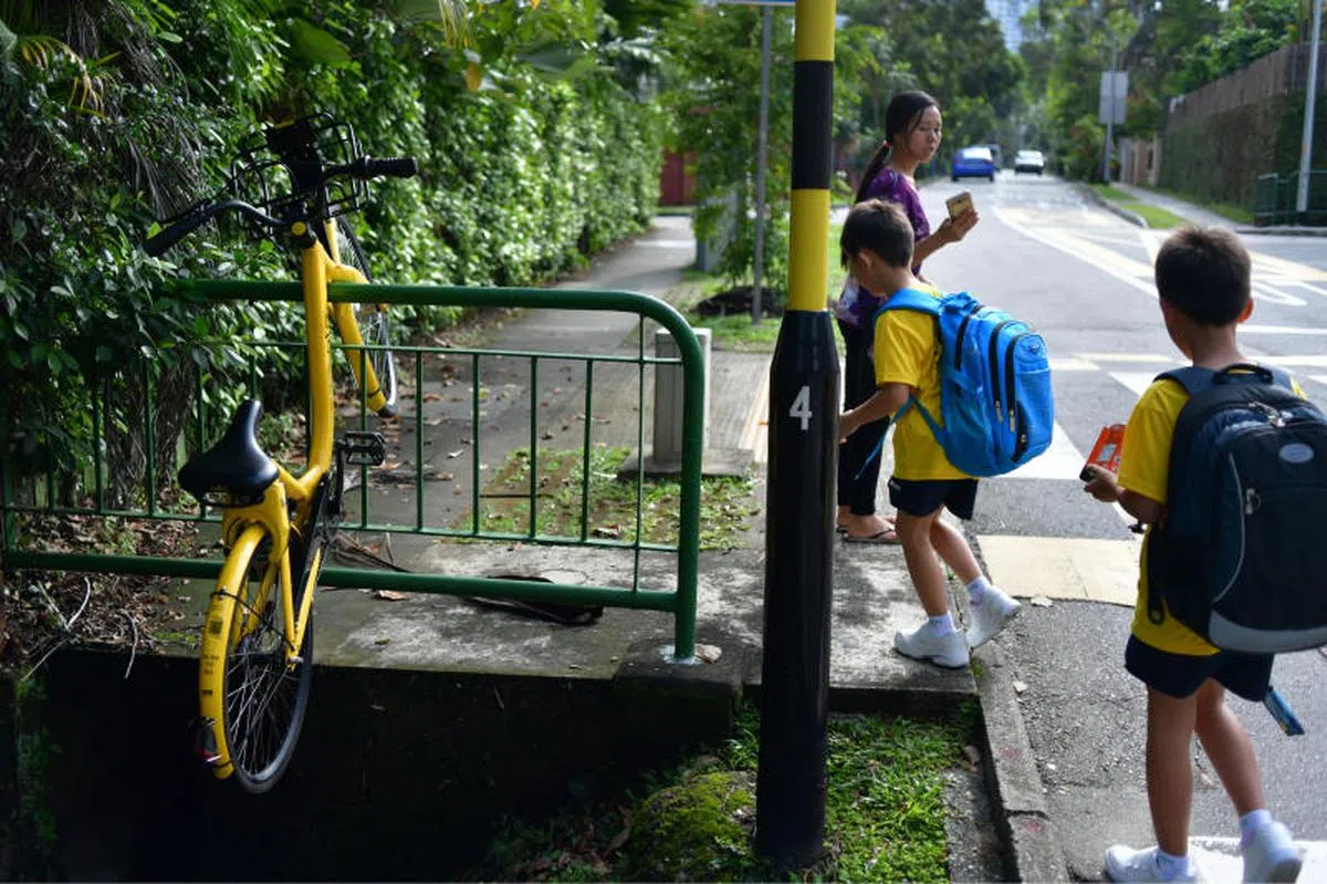  谁把脚踏车挂在路边的铁栏上？（海峡时报） 