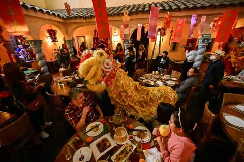 墨西哥当地餐馆2022年华人新年除夕夜迎来舞狮表演，气氛热闹。（法新社）
