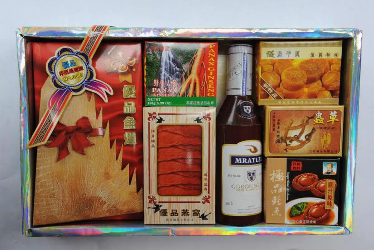  2010年的洋酒和各种补品，制作精美逼真。（联合晚报） 