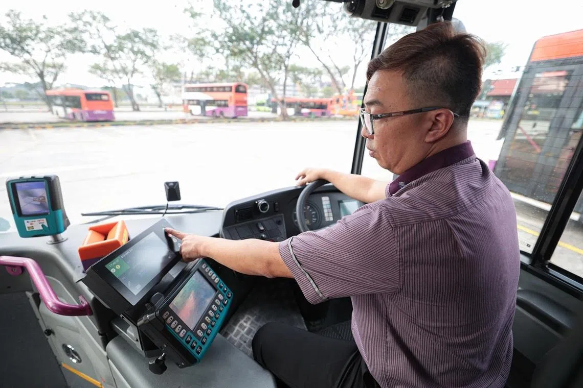 据报道，截至2024年底，本地约有9700名巴士车长，公民占约28%、永久居民15%，其余57%是持工作证件的外籍雇员。