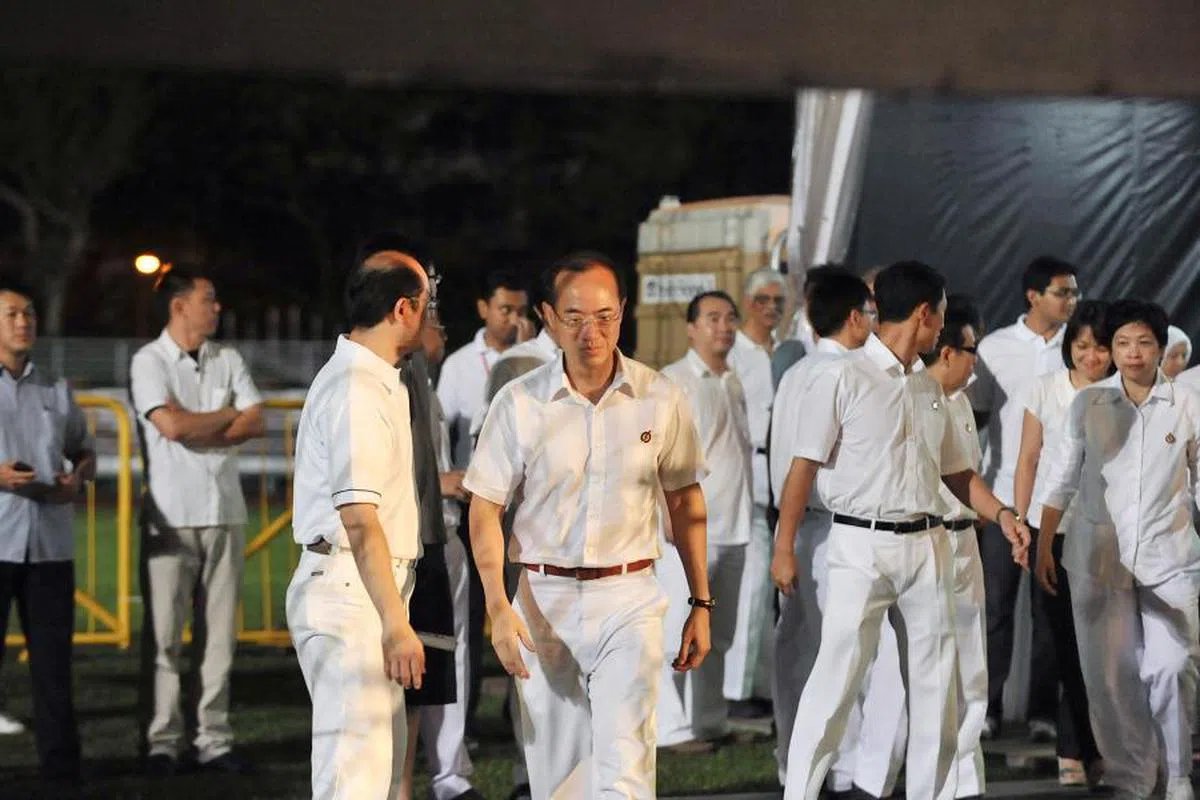 2011年大选，杨荣文（中）率领的行动党团队在阿裕尼集选区败北，从此退隐政坛。（新明日报）