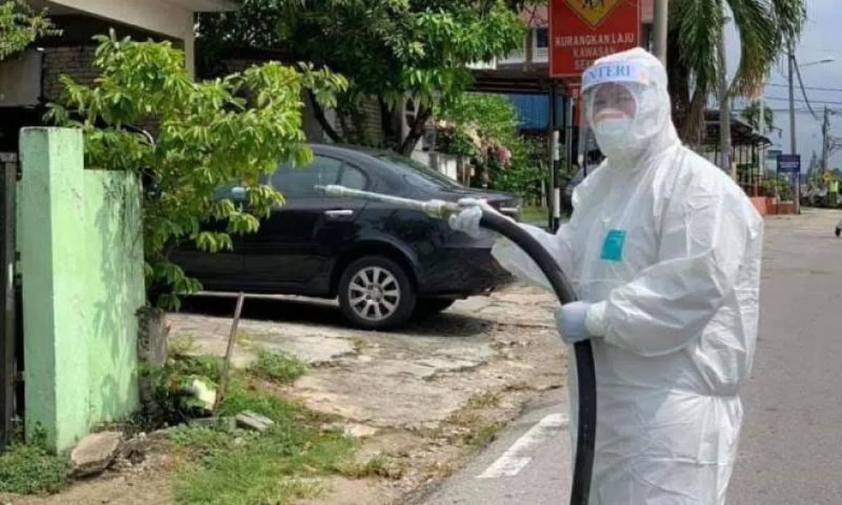  穿上防护装备的祖莱达可能担心媒体和民众认不出自己，因此额头前还特别标识了“部长”（Menteri）字样。（当今大马） 