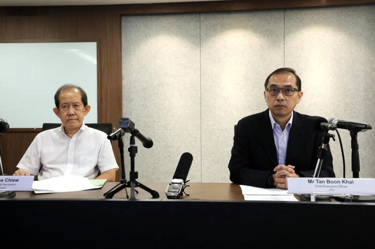  左起：国家公园局副局长梁志超博士（Dr Leong Chee Chiew）和裕廊集团总裁陈文凯。（联合早报） 