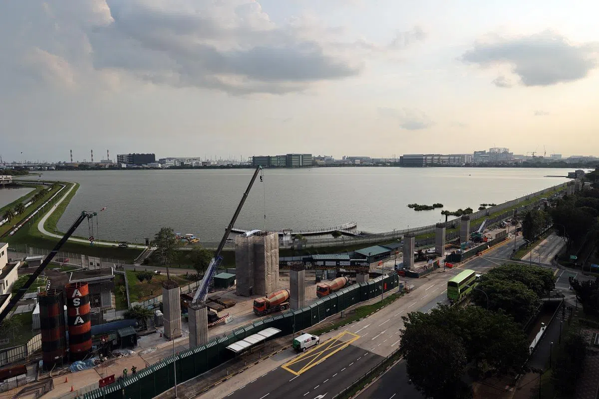 班丹蓄水池将安装55兆峰瓦的大型浮动太阳能光伏系统，每年能减少27千吨的碳排放量，相当于马路上少了5800辆汽车。（联合早报）