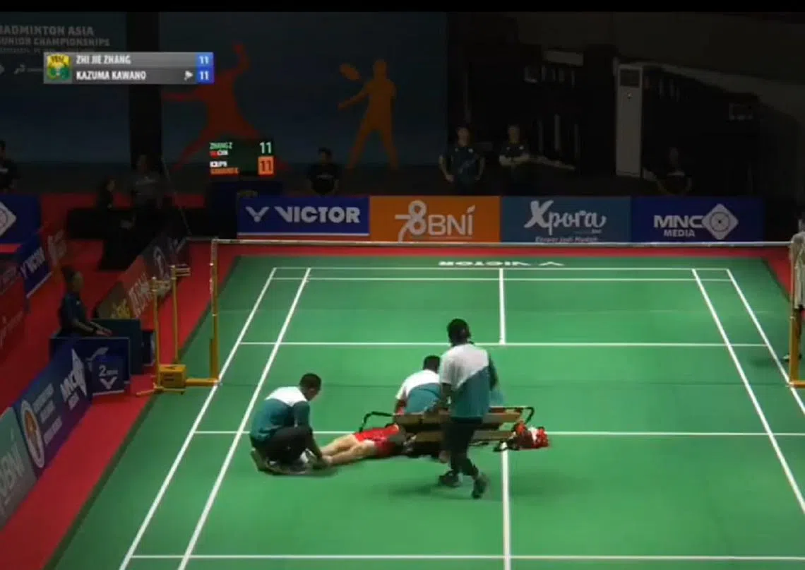 中国17岁羽球小将张志杰在印尼日惹举行的亚洲青年羽球锦标赛混合团体小组赛中突然晕厥，现场急救人员遭质疑没有及时进行适当处置，错过了黄金救援时间。（视频截图）