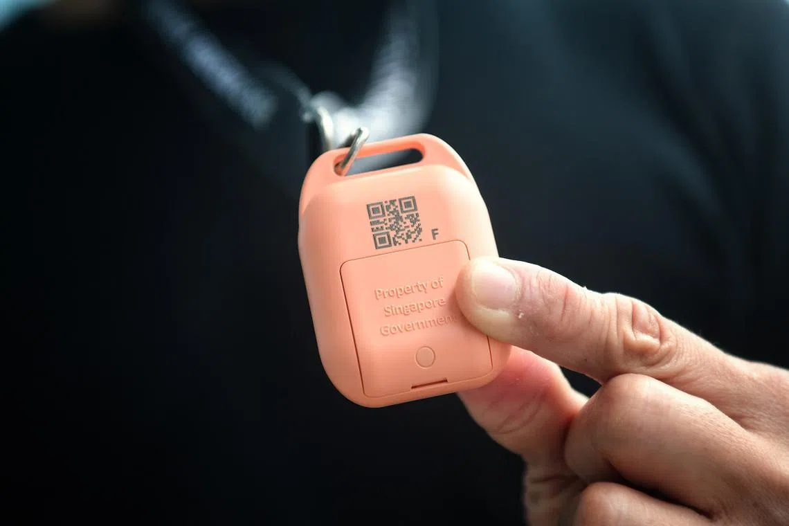 你领取“合力追踪”携手防疫器了吗？（海峡时报）