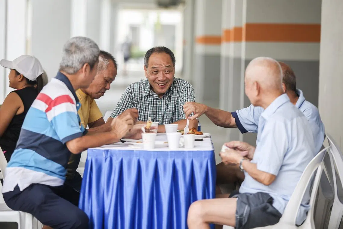 工人党阿裕尼集选区议员刘程强（中）受伤住院的消息发布后，政府内阁成员与各反对党纷纷表达关切和慰问。（联合早报）