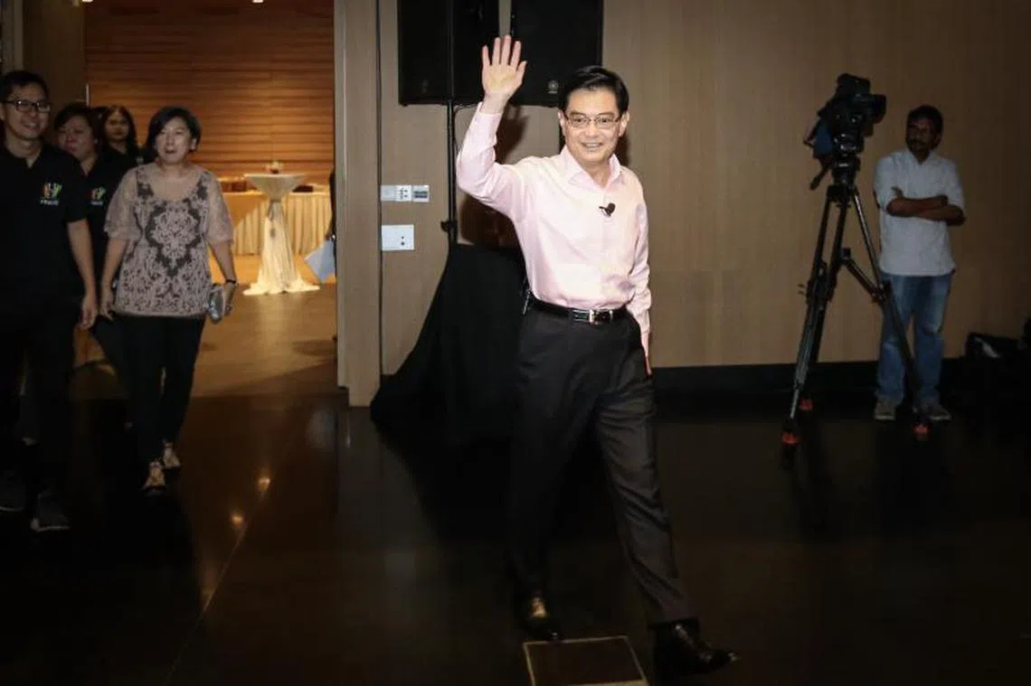 王瑞杰上周六出席“群策群力共创未来”对话会，出场后和与会者挥手。（联合早报）