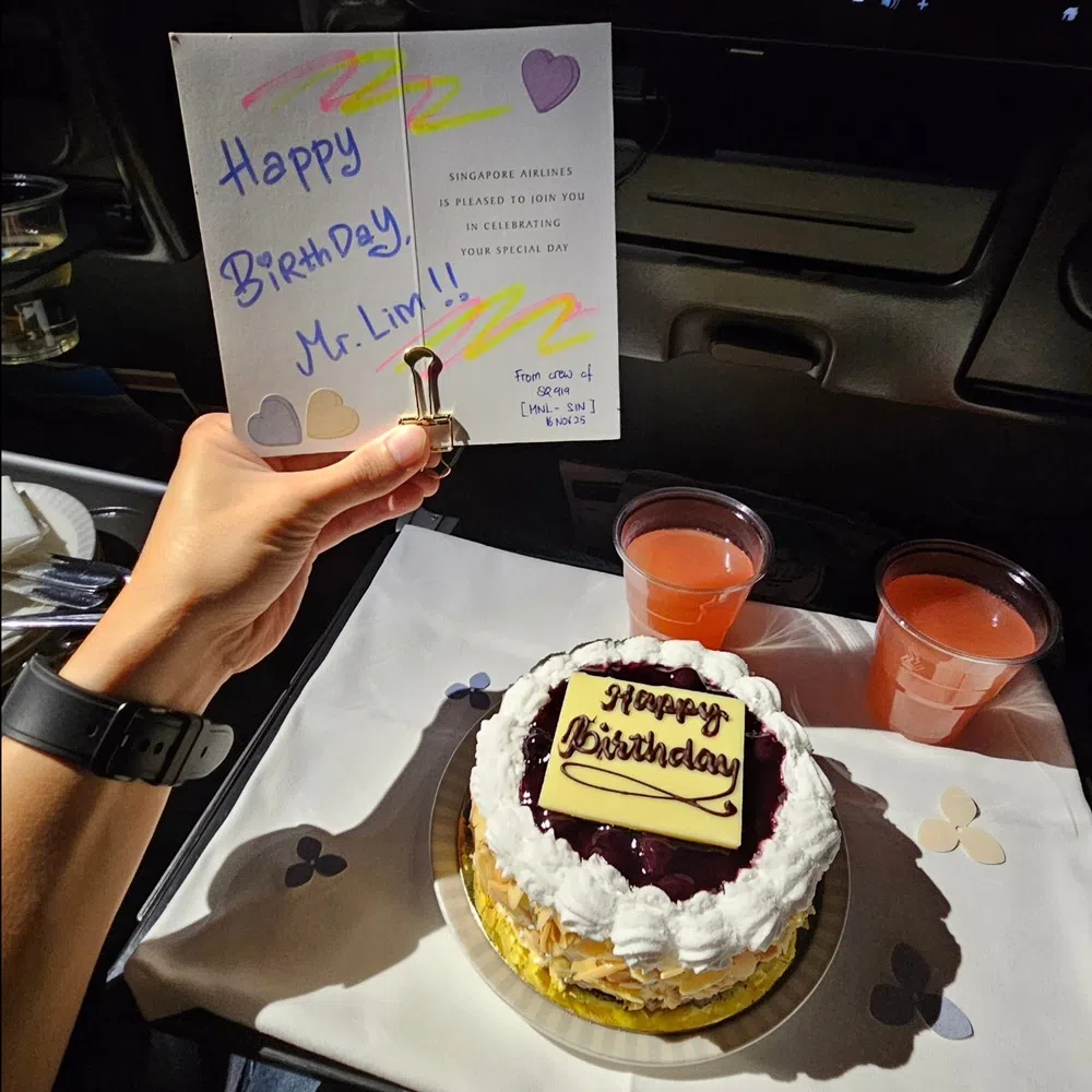 随蛋糕附上的贺卡除了机组人员手写的生日祝福，还印有“新航很高兴和你一同庆祝这特别的一天”字样。