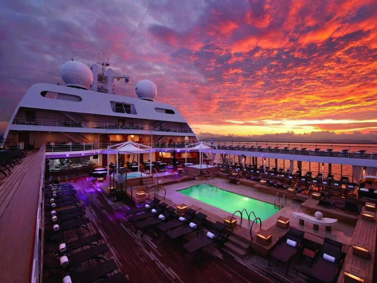  世邦探索號（Seabourn Quest）上的黄昏。（世邦游轮） 