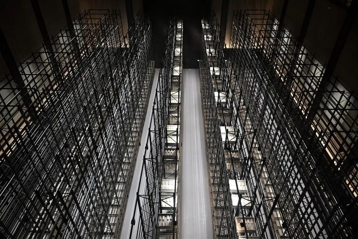 银库的地板承重能力达到90千牛顿（kilonewton），使得The Safe House能够建造多层货架。而一般停车场的地板承重能力约为2.5千牛顿。