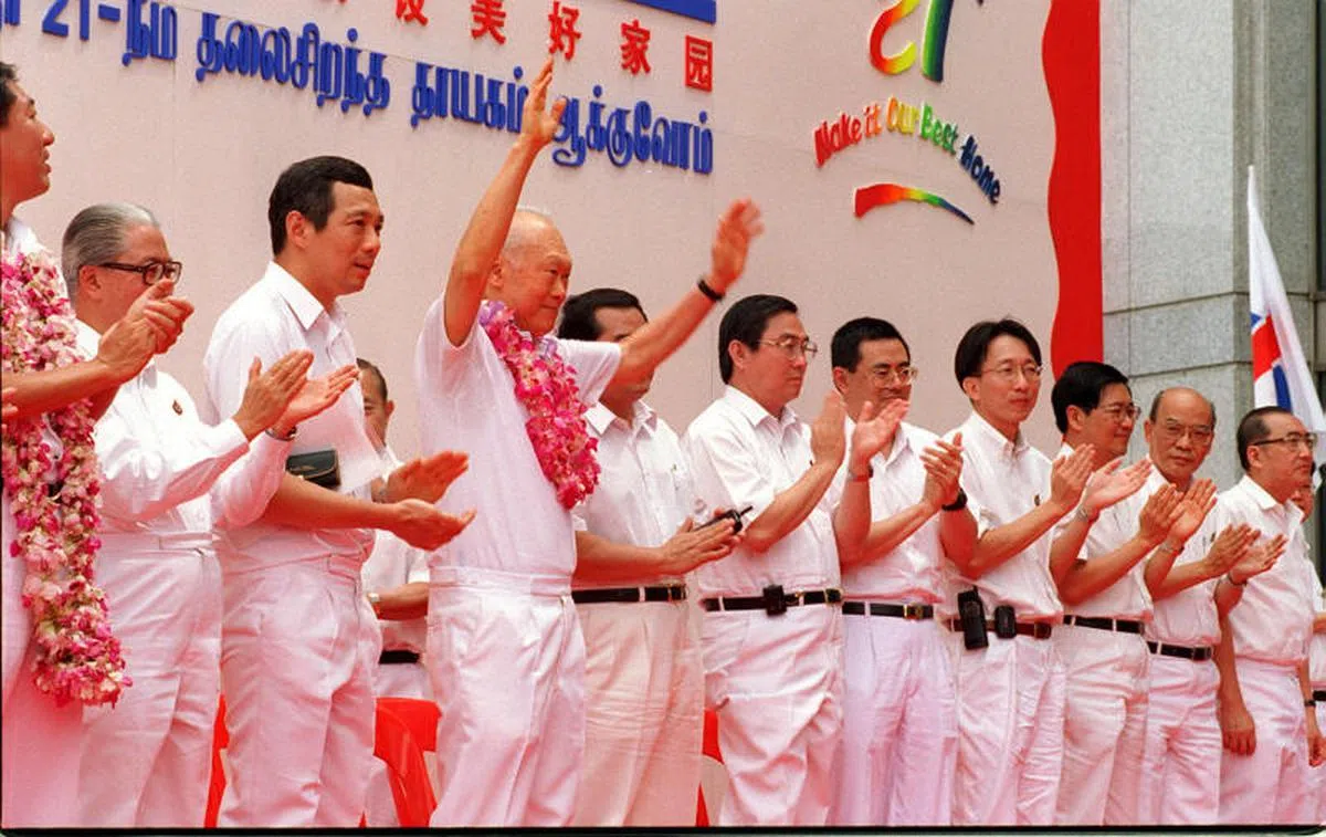  1997年，时任国务资政李光耀出现在中央商业区的人民行动党群众大会，高举双手与群众打招呼。（商业时报） 