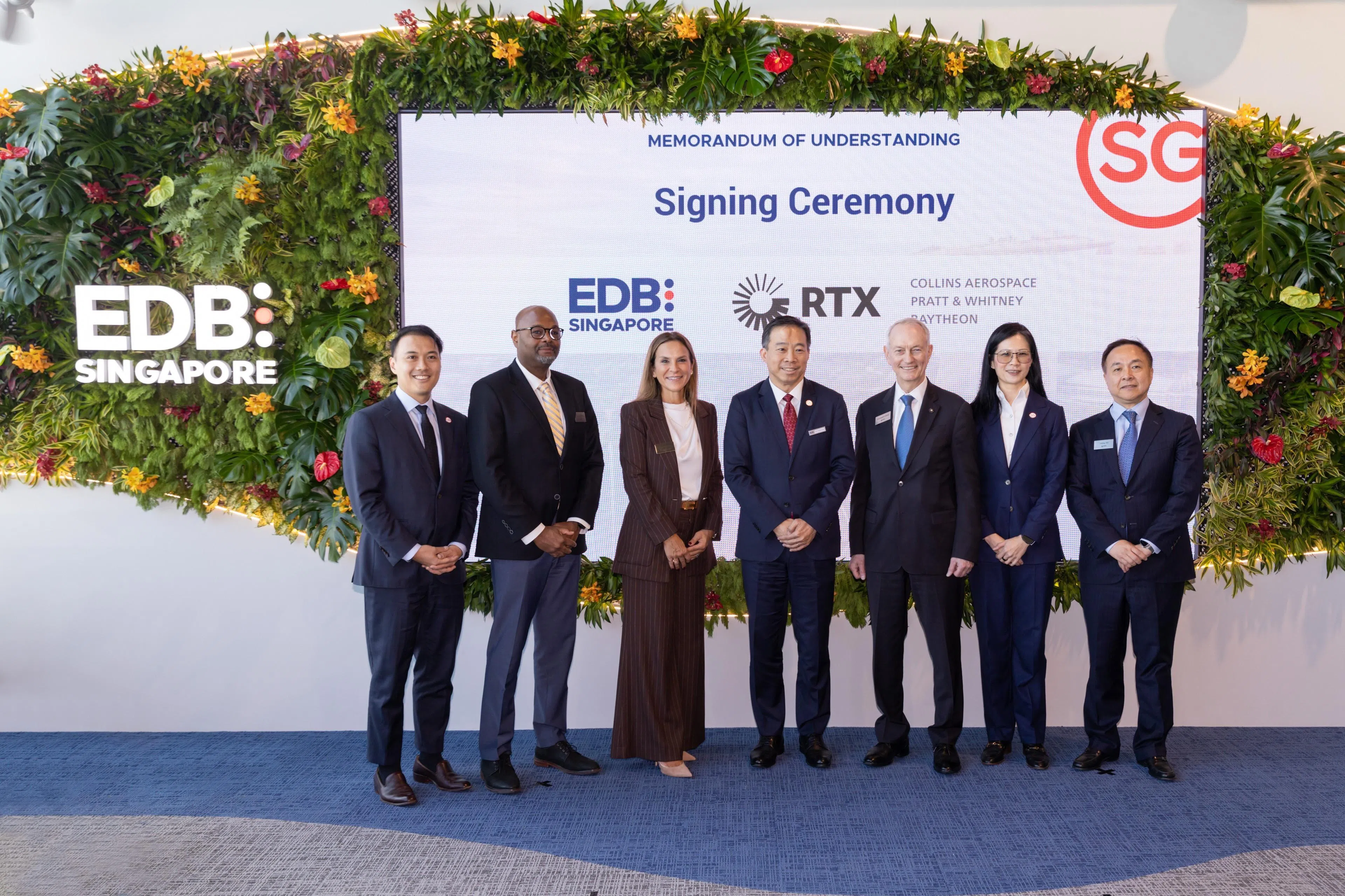 美国宇航巨头RTX与新加坡经济发展局签署多个备忘录。图为方章文（中）与柯林斯宇航公司总裁（电力与控制）艾琳·马克里斯（Irene Makris，左三）、RTX公司全球政府关系副总裁（国际业务）克里斯·哈维（Chris Haave，右三）、许凯琳（右二），以及普惠公司、RTX和经发局人员，在签约仪式上合影。