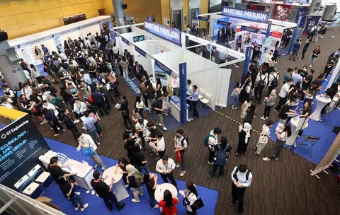 读书难，找工更难。（联合早报）