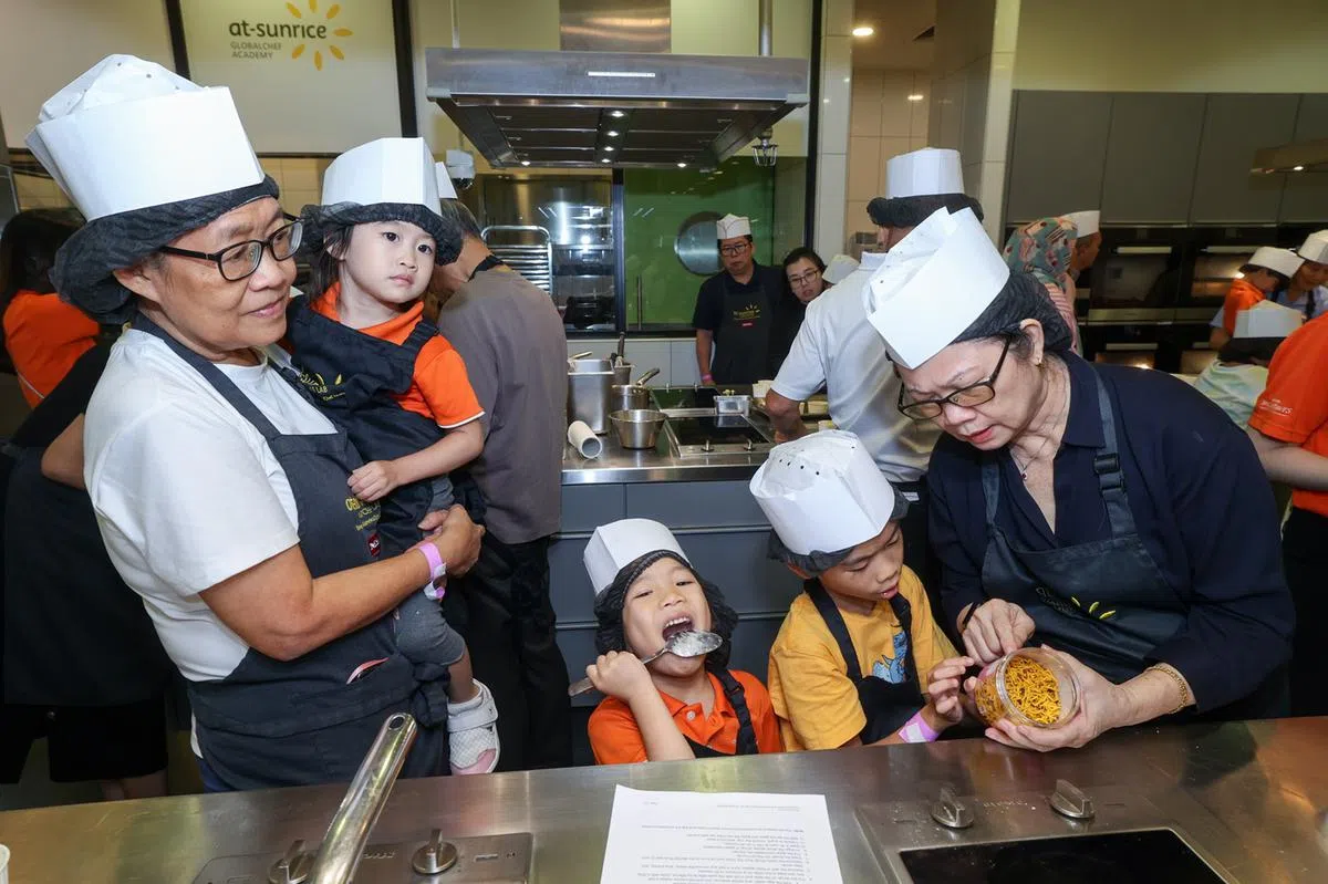 2024年10月，配合祖父母节，职总优儿学府幼乐园日前特别举办一场三代同堂的烹饪课程。（联合早报）