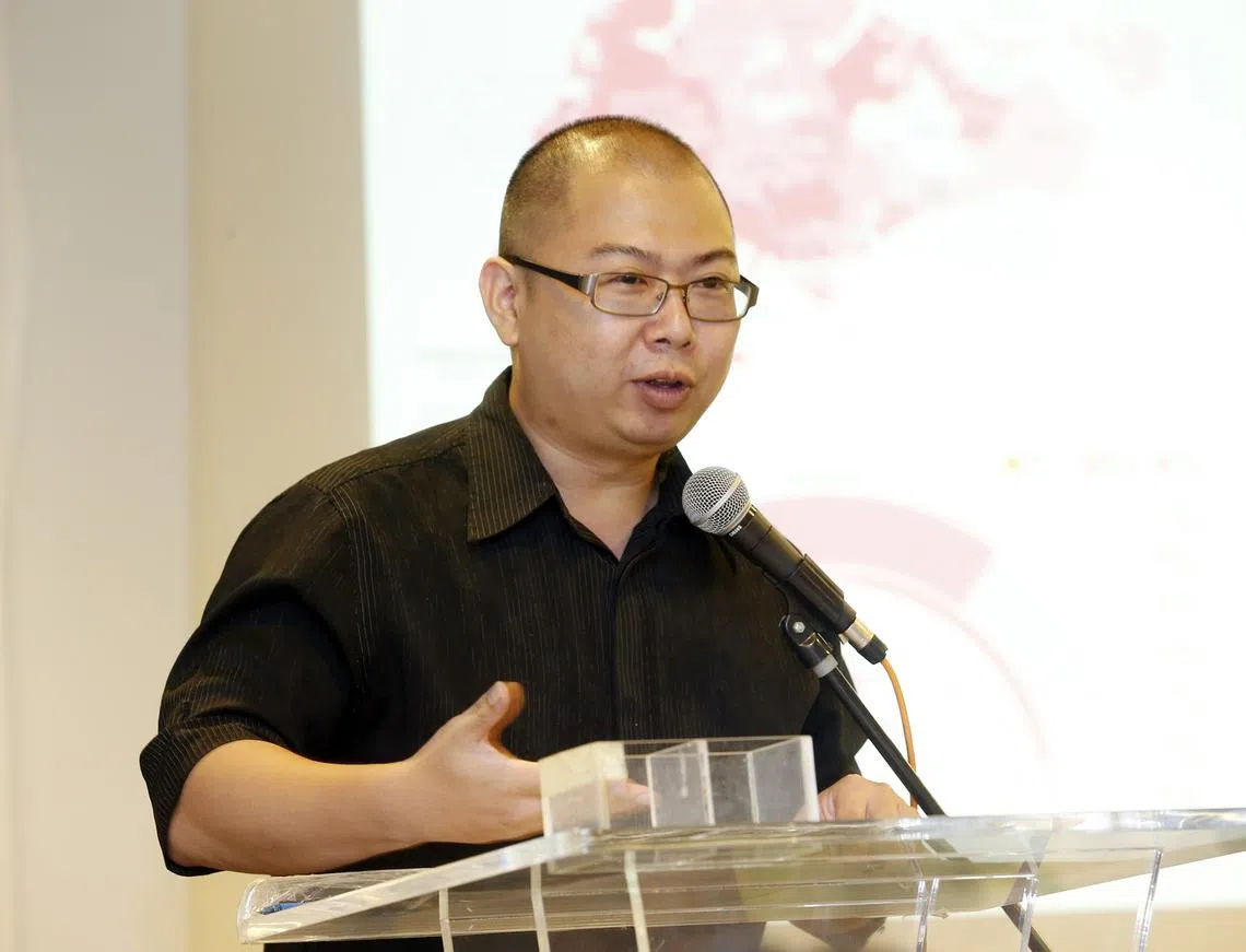 被警方召去问话的本地英文时政网站“网络公民”（The Online Citizen）主编许渊臣，昨天深夜步出警察总部。（海峡时报）