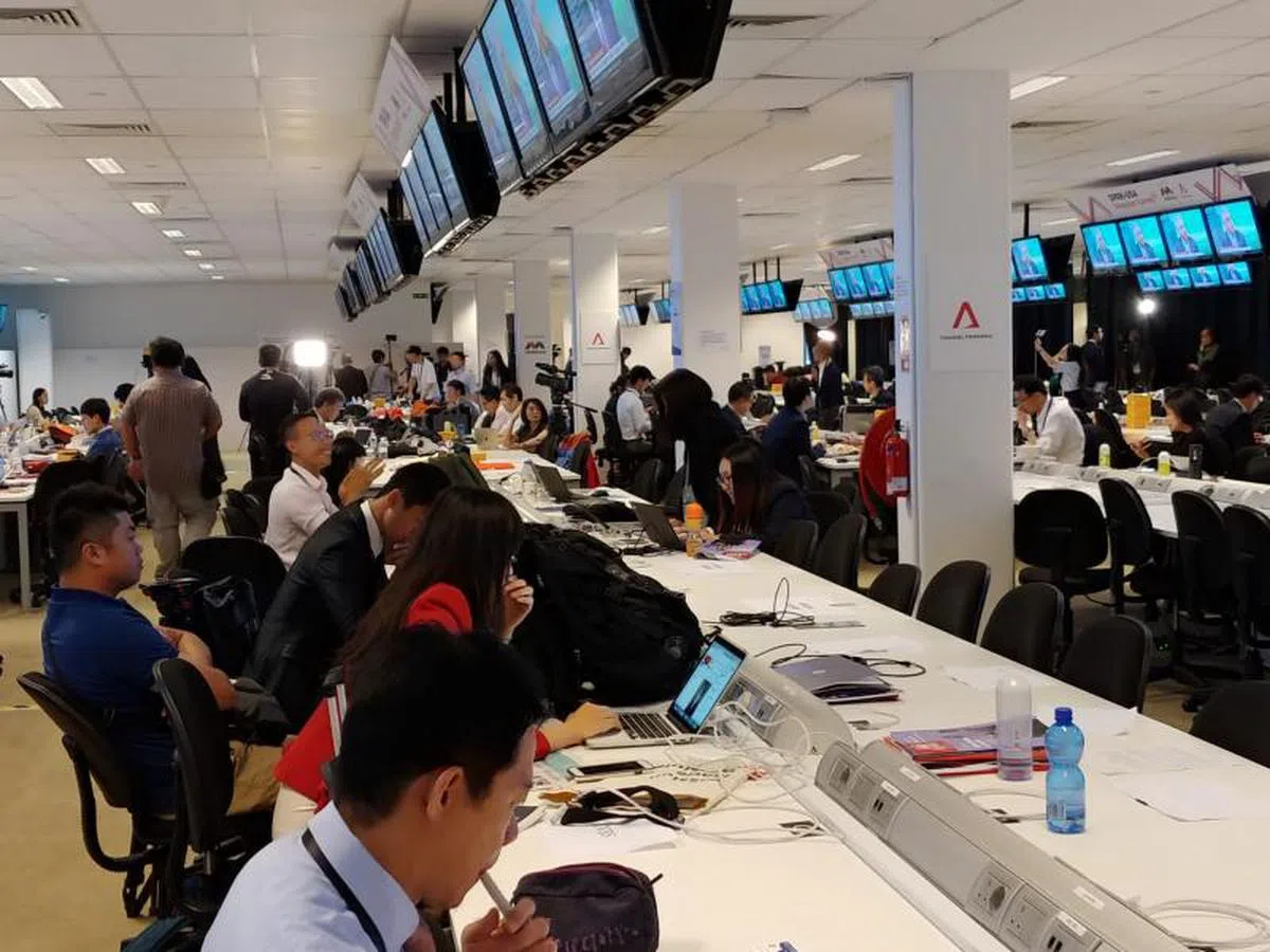  上午7点半，媒体朋友们都显得精神奕奕一脸兴奋。（张丽苹摄） 