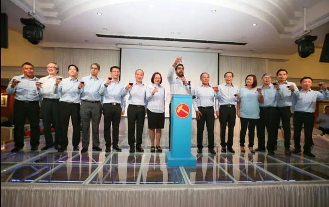 工人党在11月3日庆祝创党60周年。左六为工人党秘书长刘程强、左七为工人党主席林瑞莲、左八为助理秘书长毕丹星。（海峡时报）