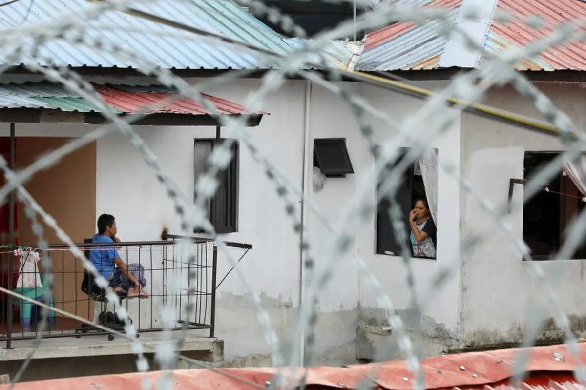  旷日持久的封锁措施已经导致许多家庭陷入经济困顿的窘境。图为吉隆坡一处加强管制的住宅区。（路透社） 