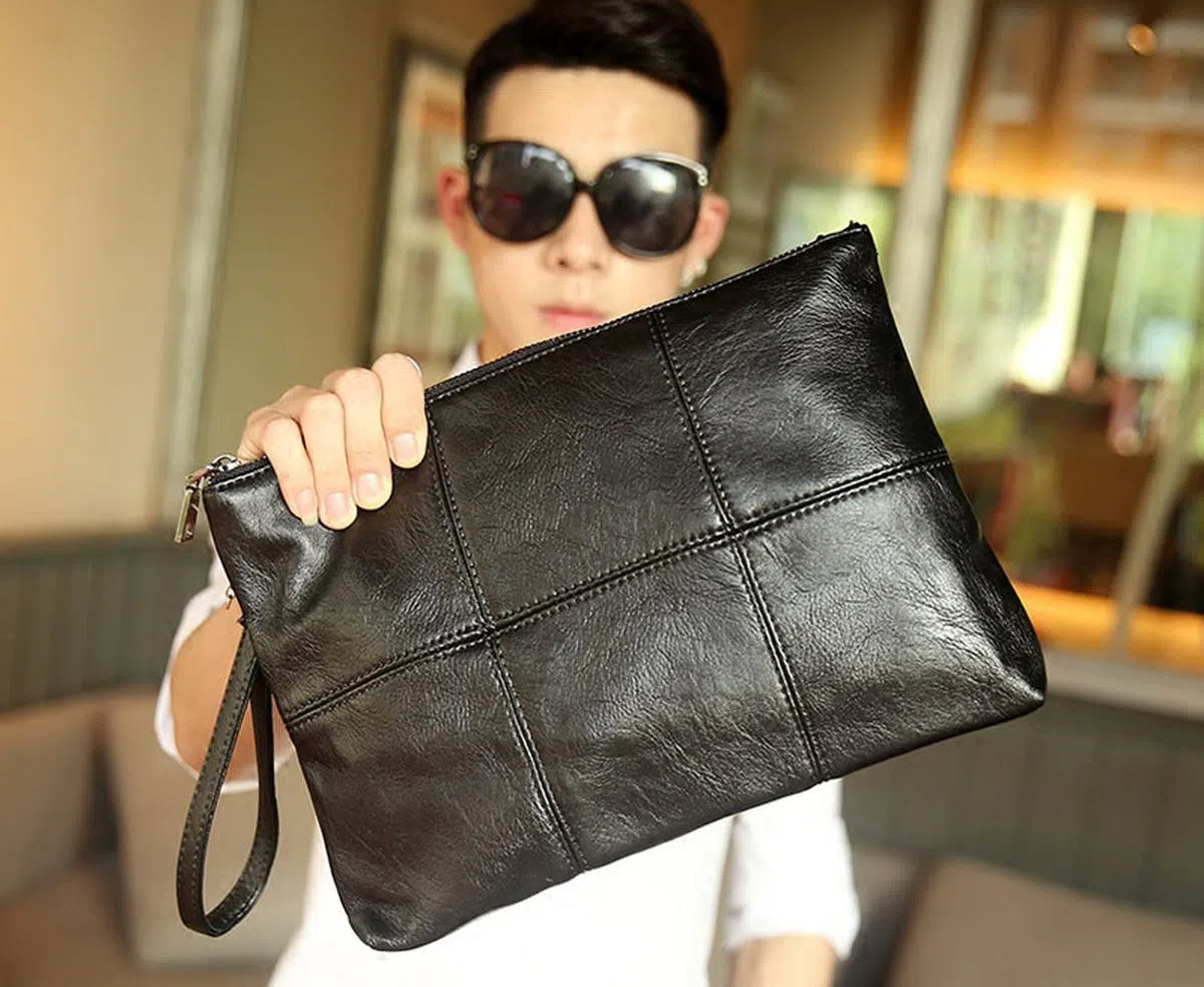  手拿包。（互联网） 