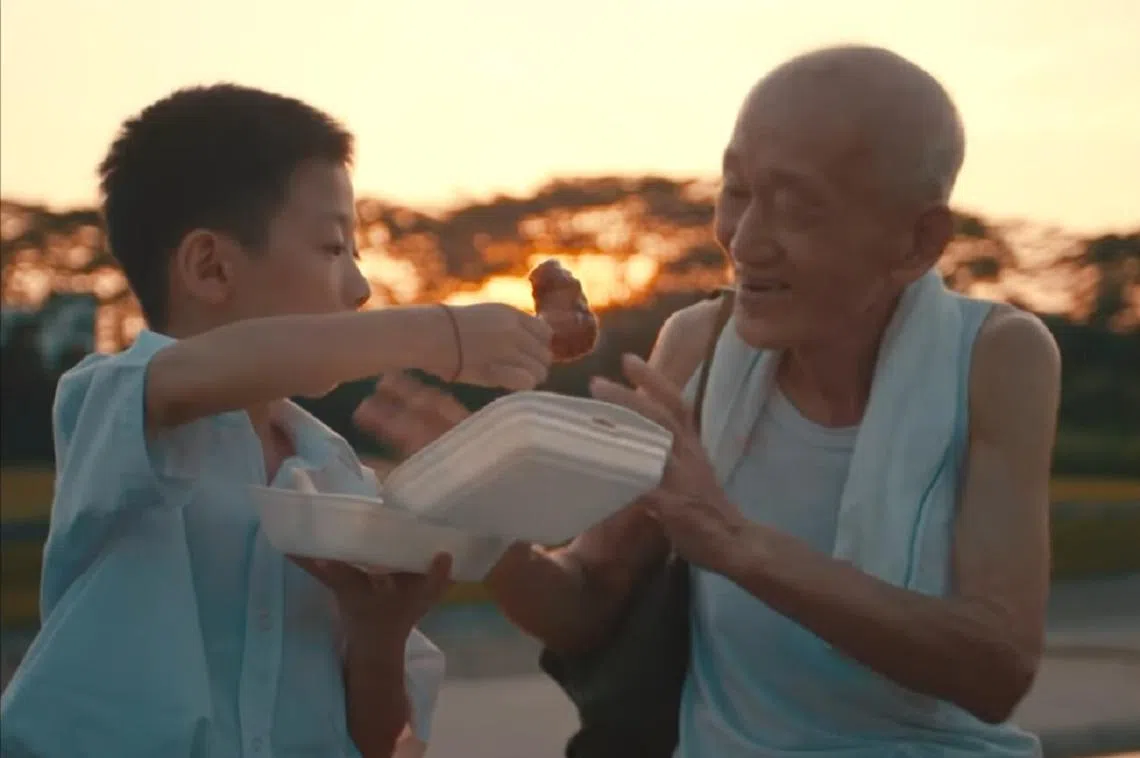 “阿公”左手给鸡腿后，右手会拿回整只鸡？（互联网）