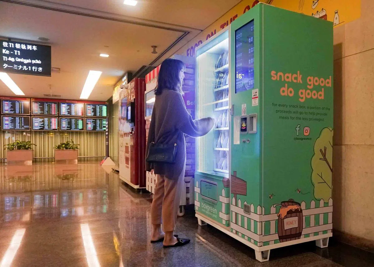  （Now boarding by Changi Airport） 