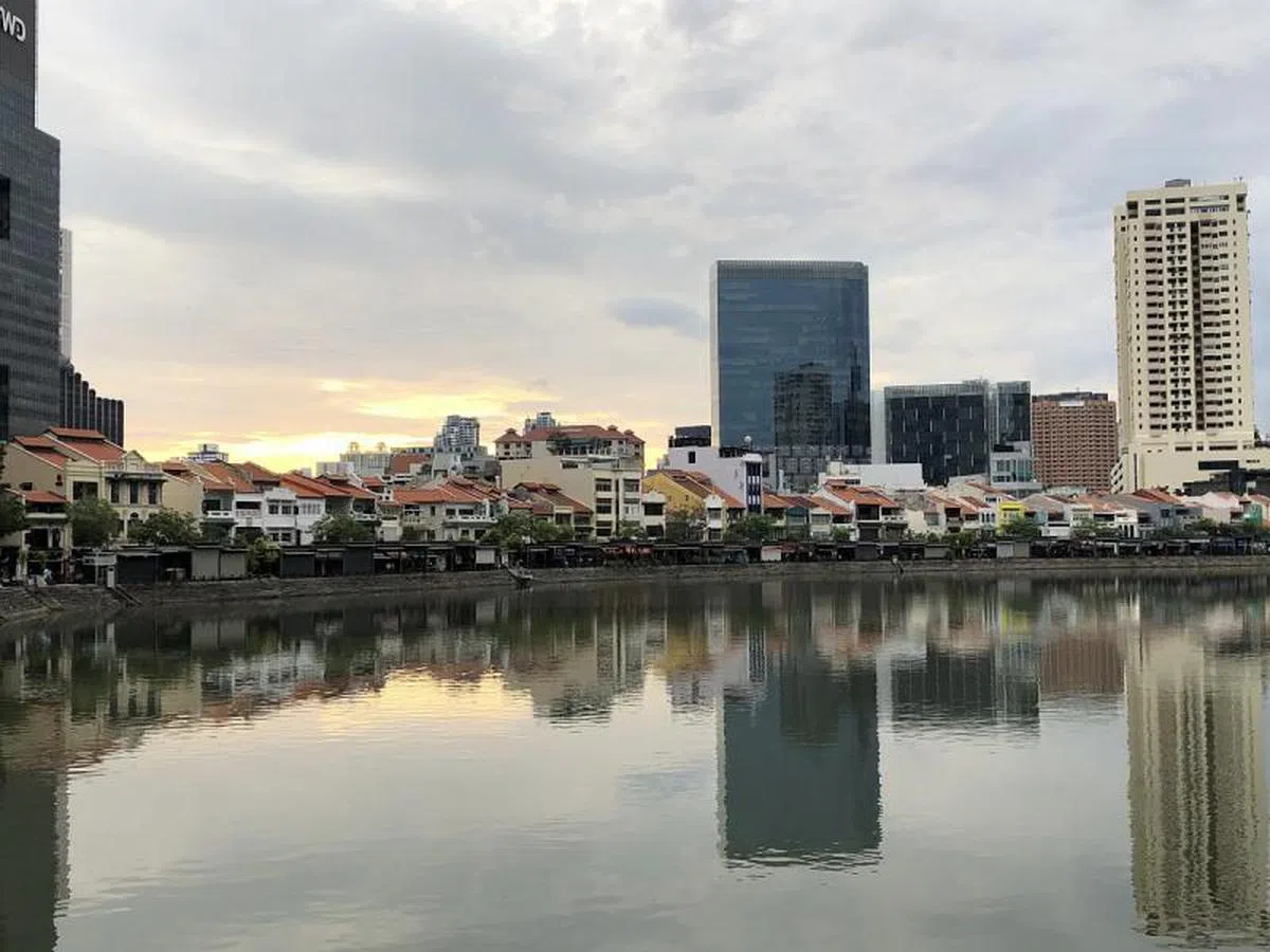  新加坡河畔的餐饮业在半封城期间全部暂停营业，一片死寂。（张丽苹摄） 