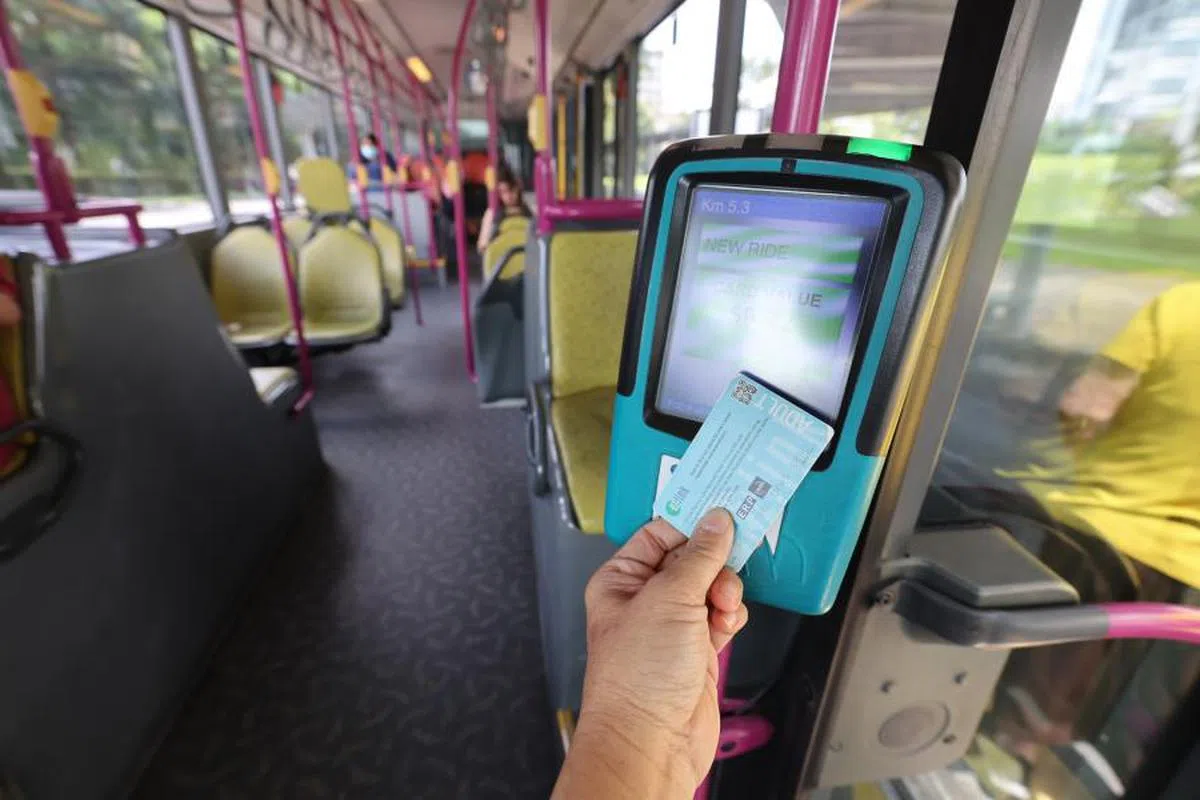 不少民众非常在意无法在阅卡器上直接查看新易通车资和余额。（联合早报）