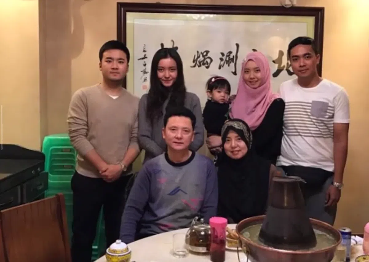  杨晓彤一家人和沙科林。（佳礼视频截图） 