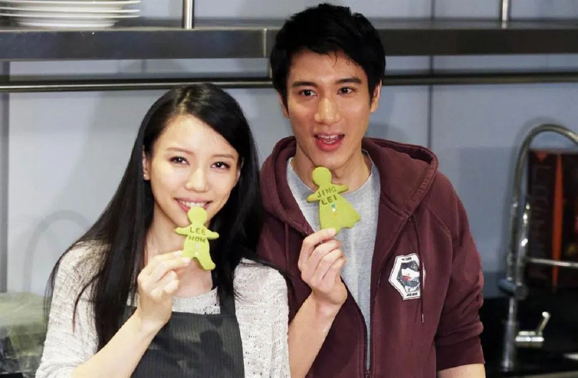 看似简单的离婚事件在随后几天里迅速演变成大型家庭修罗场。王力宏（右）人设崩塌，彻底沦为长期出轨、约炮和嫖娼成性的渣男，关键人物非王力宏前妻李靓蕾（左）莫属。（互联网）